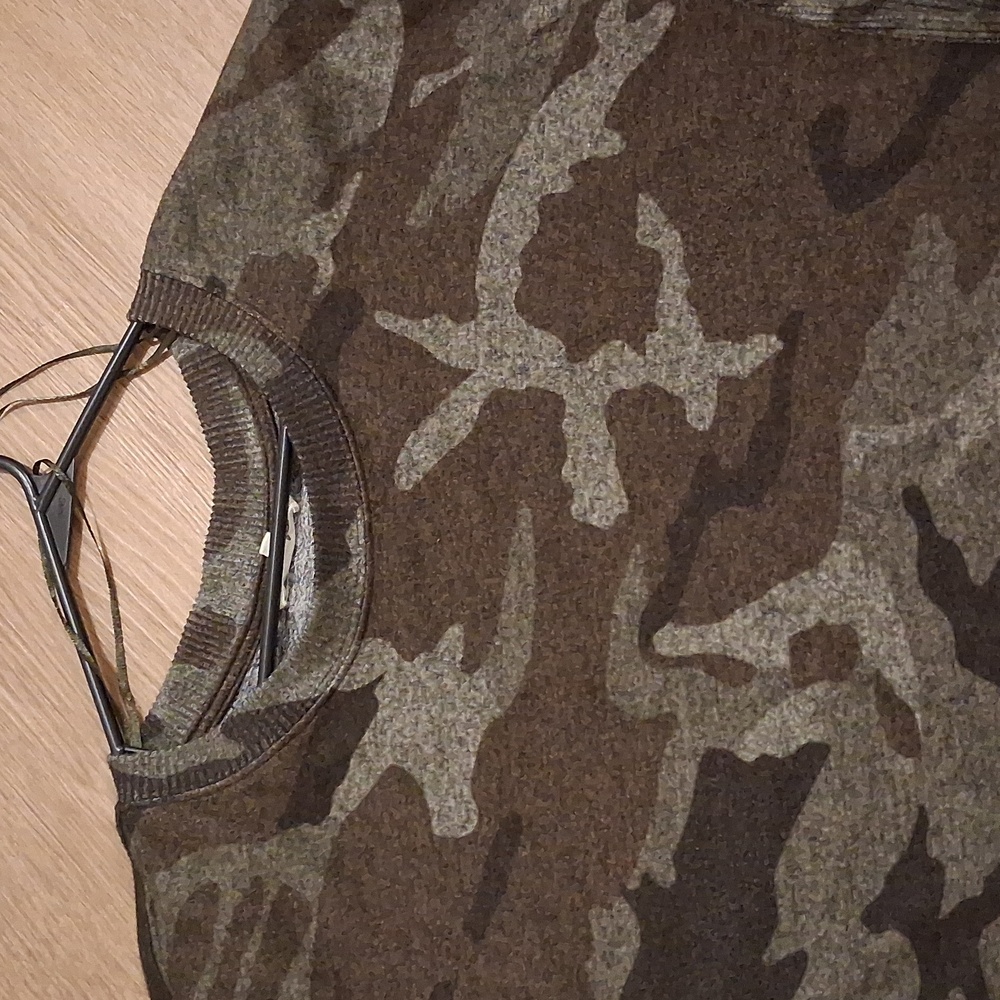 Camo Print Sweatshirt - Picture 2 of 3